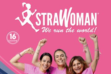 tre ragazze sorridenti che indossano una maglietta rosa con il logo della StraWoman