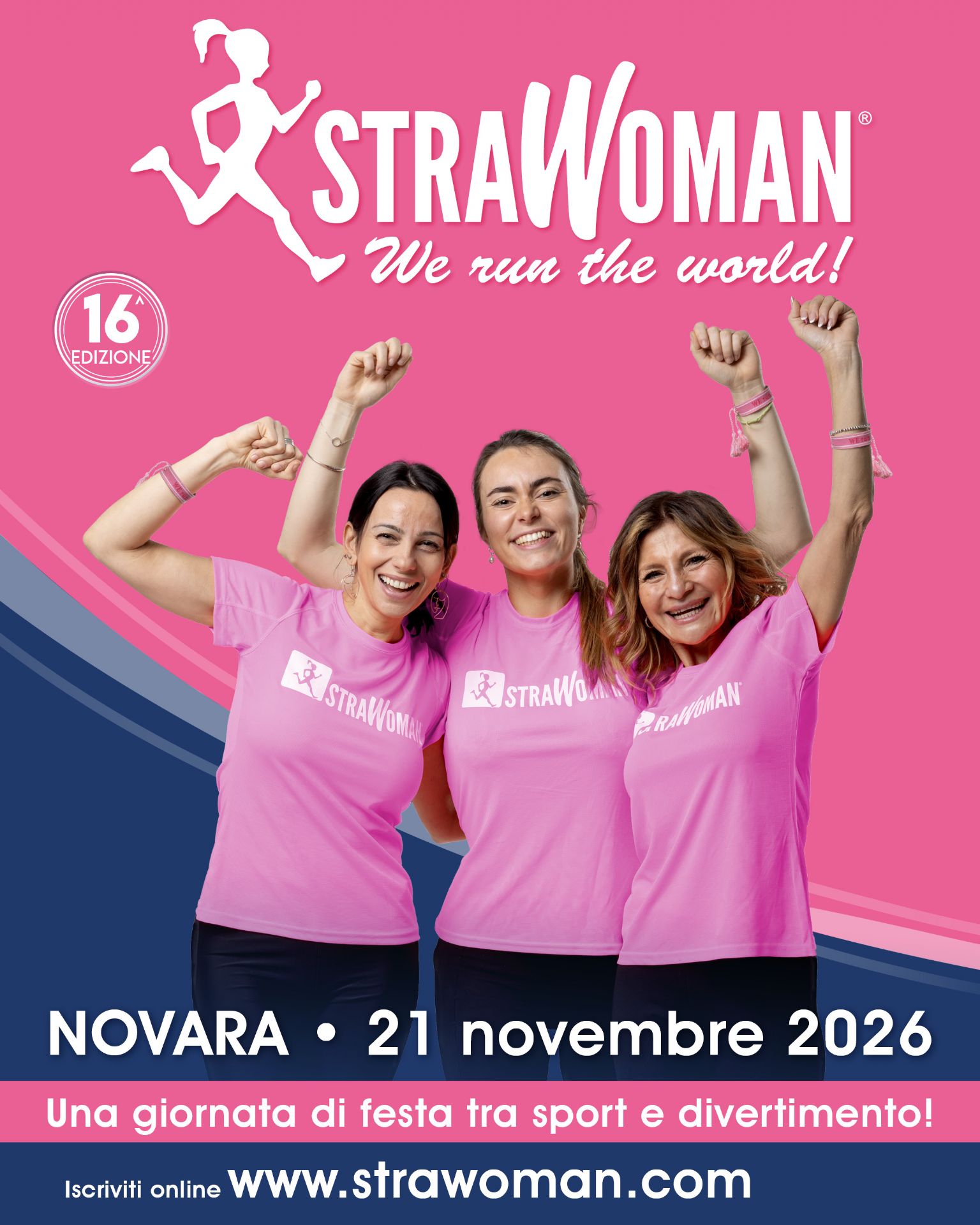 tre ragazze sorridenti che indossano una maglietta rosa con il logo della StraWoman